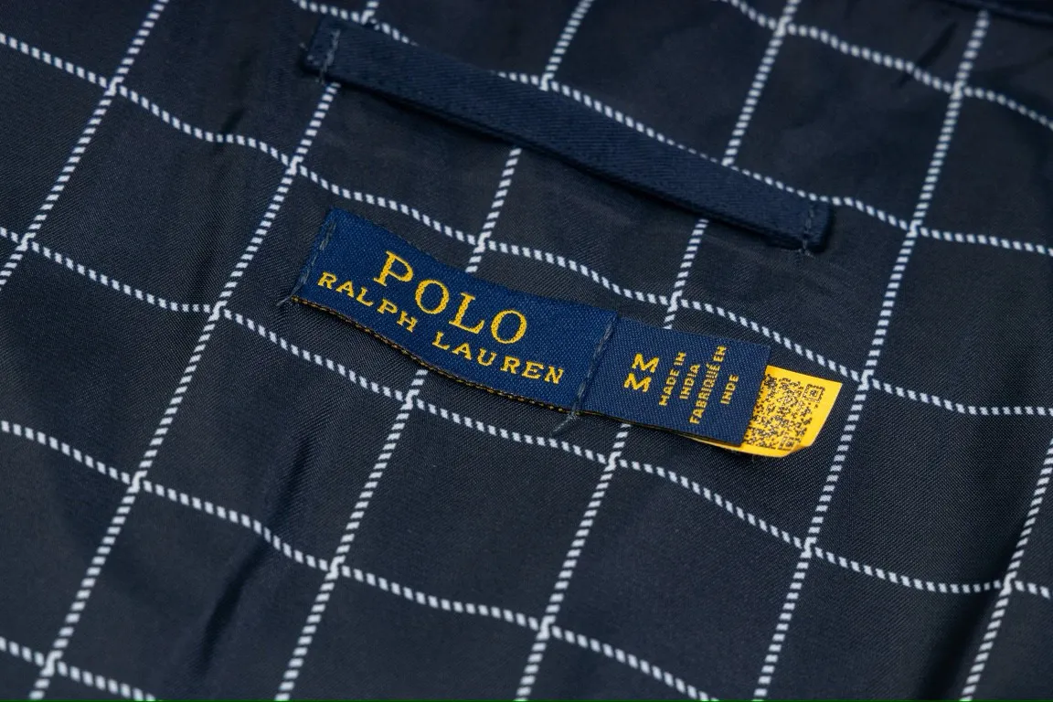 P300 model number: G317 Ralph Lauren's new 24ss classic embroidered logo lapel executive zipper jacket for both men and women. 1️⃣Selected from high-quality original developed pure cotton fabric, with customized plaid lining inside, the overall wear effect is very soft and comfortable. 2️⃣The workmanship details are perfectly controlled, with exquisite small logo embroidery on the chest, and the unique design style of splicing technology is used on the dropped shoulders to highlight your personality! The version is simple but not simple! 3️⃣ Complete with tag accessories, unisex design, and a very versatile jacket for men and women!  Color: black, navy blue, khaki Size: S, M, L, XL